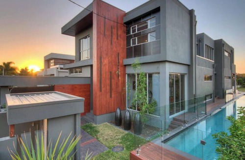 Broadbeach Waters House | This Waterfront has spa and two swimming pools in an architectural design.