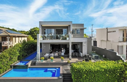 Broadbeach Waters House | This Waterfront has spa and two swimming pools in an architectural design.