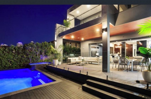Broadbeach Waters House | This Waterfront has spa and two swimming pools in an architectural design.