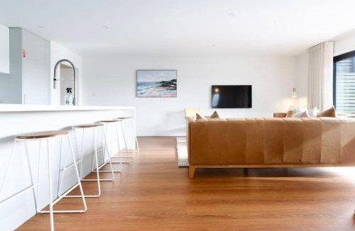 Launceston CBD House | Three-Story Haven City Views & Near Gorge