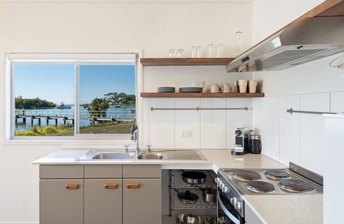Huskisson House | Tide: Waterfront central Huskisson coastal cottage