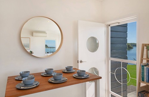Huskisson House | Tide: Waterfront central Huskisson coastal cottage