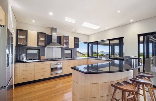 Geographe House | Tides Edge Stunning Pool House by the Beach