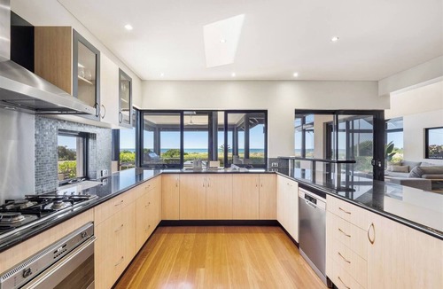 Geographe House | Tides Edge Stunning Pool House by the Beach
