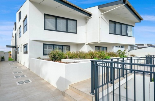 The Entrance North House | Time and Tides - Beachfront, Stunning Ocean Views.