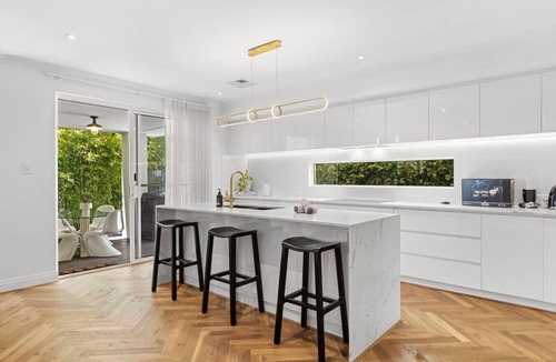Karrinyup House | Timeless Getaway in Karrinyup