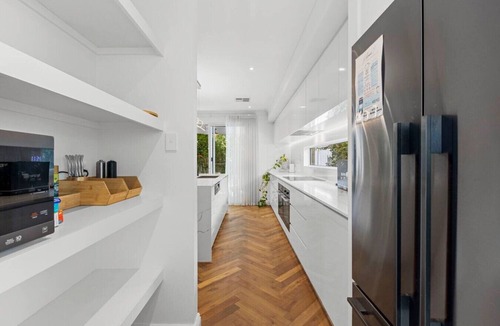Karrinyup House | Timeless Getaway in Karrinyup