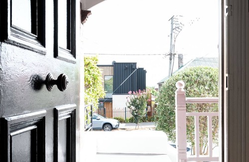 Launceston CBD Cottage | Timeless Treasure: Near the City Centre & WiFi