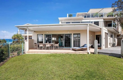 Sunrise Beach Apartment | Tingira - Idyllic entertainer on the beach