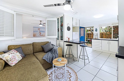 Coolum Beach Apartment | Tiny Comfy Flat with Bikes