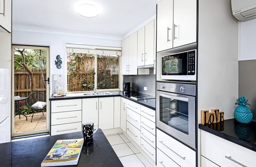 Coolum Beach Apartment | Tiny Comfy Flat with Bikes