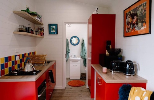 Benwerrin Cabin | Tiny- ECO House -Kensho- COMPLIMENTARY ROMANTIC PACKAGE WORTH $75