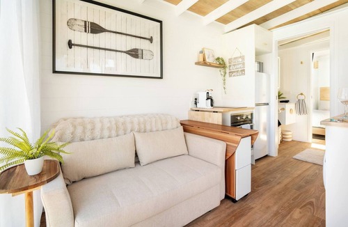 Broadbeach Waters Cabin | Tiny Home in the heart of Broadbeach - River & Skyline Views!