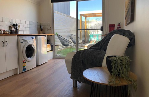 East Devonport Apartment | Tiny Tom - Hidden beside the river Mersey