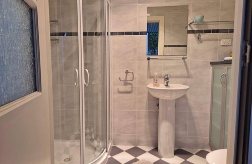 Forster Bed & Breakfast | Tipsy Hill Cottage, River Views at Walker Flat SA. Perfect for a weekend getaway
