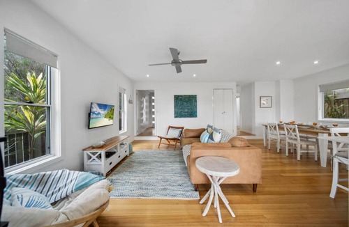 Dicky Beach House | Tooway Beach House Walk to beach & Pet-friendly