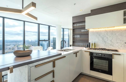 Melbourne Central Business District Apartment | Top CBD Skyline Luxury 3 Beds, 2 Baths Free Parking