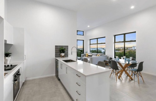 Upper Mount Gravatt Apartment | Top-Floor 2BR Apartment with Sweeping Views