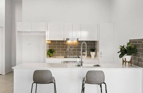 Upper Mount Gravatt Apartment | Top-Floor 2BR Apartment with Sweeping Views