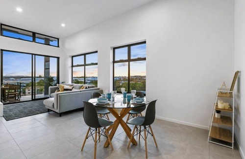 Upper Mount Gravatt Apartment | Top-Floor 2BR Apartment with Sweeping Views