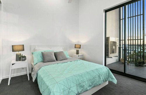 Upper Mount Gravatt Apartment | Top-Floor 2BR Apartment with Sweeping Views