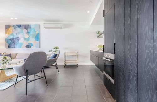 Southbank Condo | Top floor apartment near NGV, Shrine and Gardens