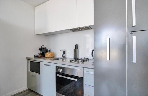 Prahran Apartment | Top-Floor Apartment with Balcony - High Street