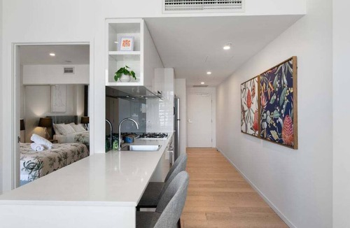 South Brisbane Apartment | Top Location Convenient City View Modern Living