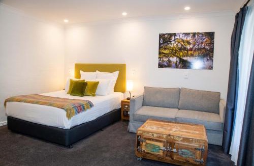 Orange Hotel | Town Square Motel