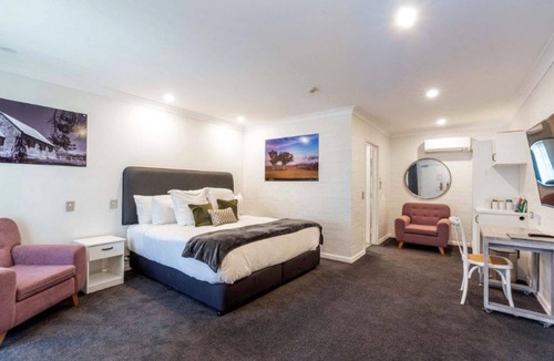 Orange Hotel | Town Square Motel