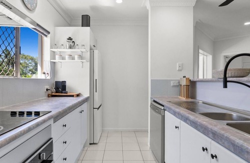Manoora Apartment | Townhouse with Shared Pool, 2 Ensuites & Secure Parking