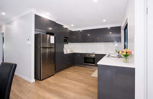 Rosslea Apartment | Townsville Golf Course Duplex 2 Bed 2 Bath w Secure Parking