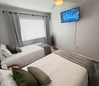 Currajong House | Townsville Home Pool2xLiving2xCarGarage with AC&TV's