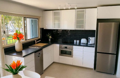 North Ward Apartment | Townsville Strand Stay - Oceanfront Steps to Beach & Waterpark