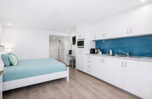 North Ward Apartment | Townsville Strand Studio Apartment with Ocean Views Pool & Parking