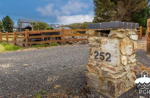 Fish Creek House | Tractor Summary: Styl
