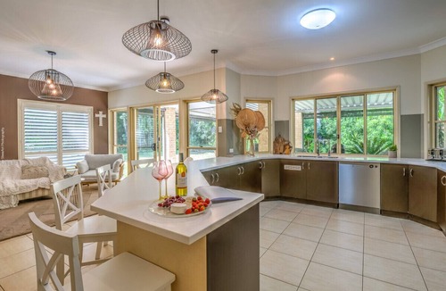 Dundowran Beach House | Tradie Haven when wking away -BBQ, Walk to beach