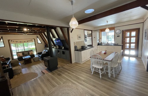 East Nannup House | Trails! Views! Serenity! Family & pet friendly cottage, 5 minutes from town!