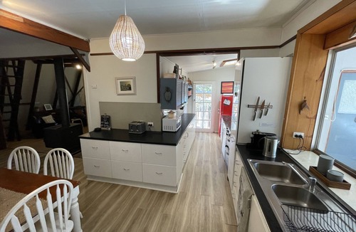 East Nannup House | Trails! Views! Serenity! Family & pet friendly cottage, 5 minutes from town!