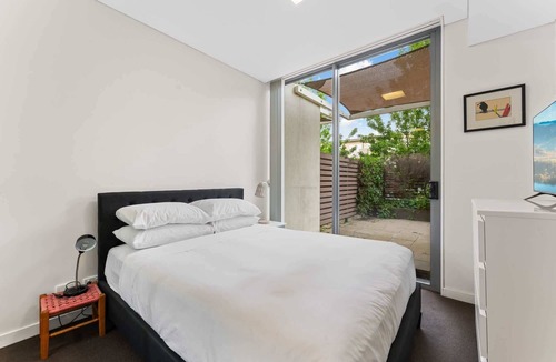 Phillip Apartment | Tranquil 1-Bed Apartment with Courtyard, Pool, BBQ