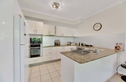 Taringa Apartment | Tranquil 3-Bed Unit with Lush Garden Views