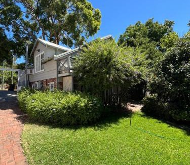 Gooseberry Hill Apartment | Tranquil Garden Cottage Retreat - Gooseberry Hill