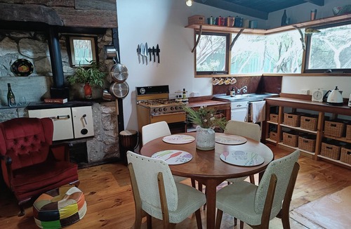 Newland House | Tranquil getaway amongst Melaleucas