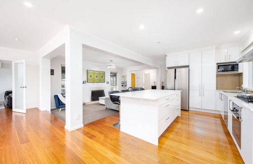 Donvale House | Tranquil Large Retreat FirePlace I Alfresco I Pool