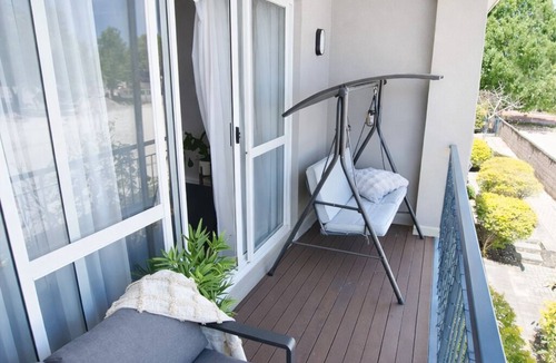 Halls Head Apartment | Tranquil luxury 1-bedroom apartment - partial canal views charming Halls Head