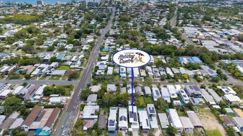 Moffat Beach House | Tranquil Palms - Walk TO Beach, Cafes & Coastal Path