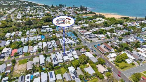 Moffat Beach House | Tranquil Palms - Walk TO Beach, Cafes & Coastal Path