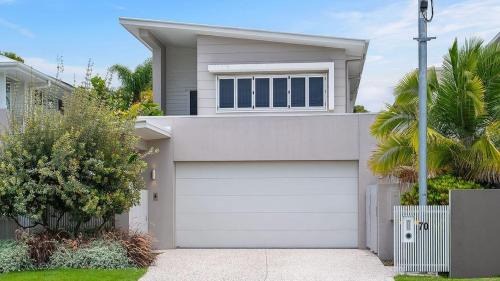 Moffat Beach House | Tranquil Palms - Walk TO Beach, Cafes & Coastal Path