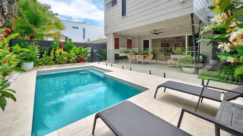 Moffat Beach House | Tranquil Palms - Walk TO Beach, Cafes & Coastal Path