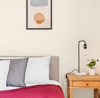 Milperra House | Tranquil Queen Room - Centrally Located at Milperra - Shared Bathroom